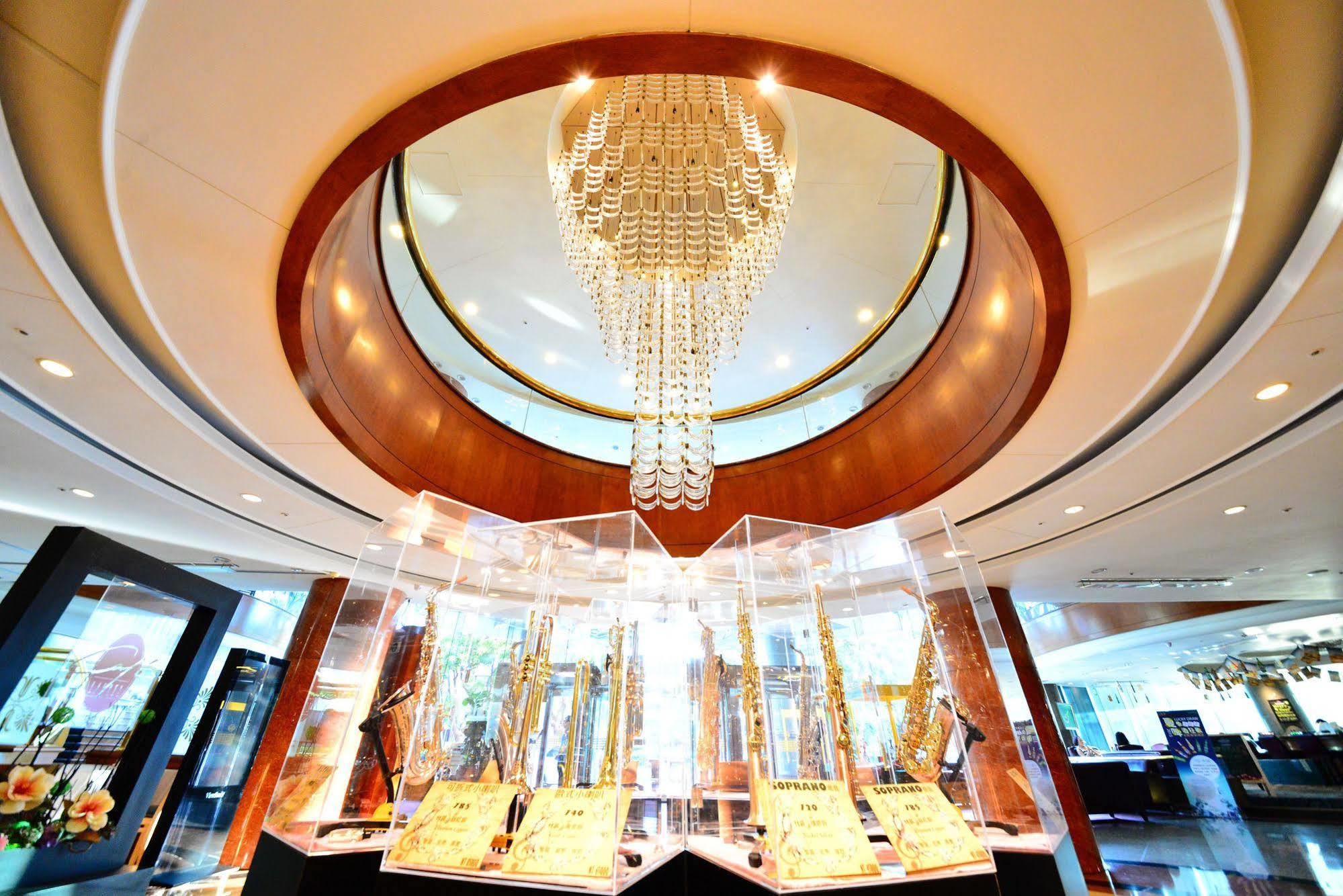 Evergreen Laurel Hotel - Taizhong Zewnętrze zdjęcie The photo depicts an elegant interior space, featuring a circular chandelier at the center that has a modern design with hanging elements. The ceiling has a smooth, light-colored finish surrounding the chandelier, enhancing the ambiance. Below, there